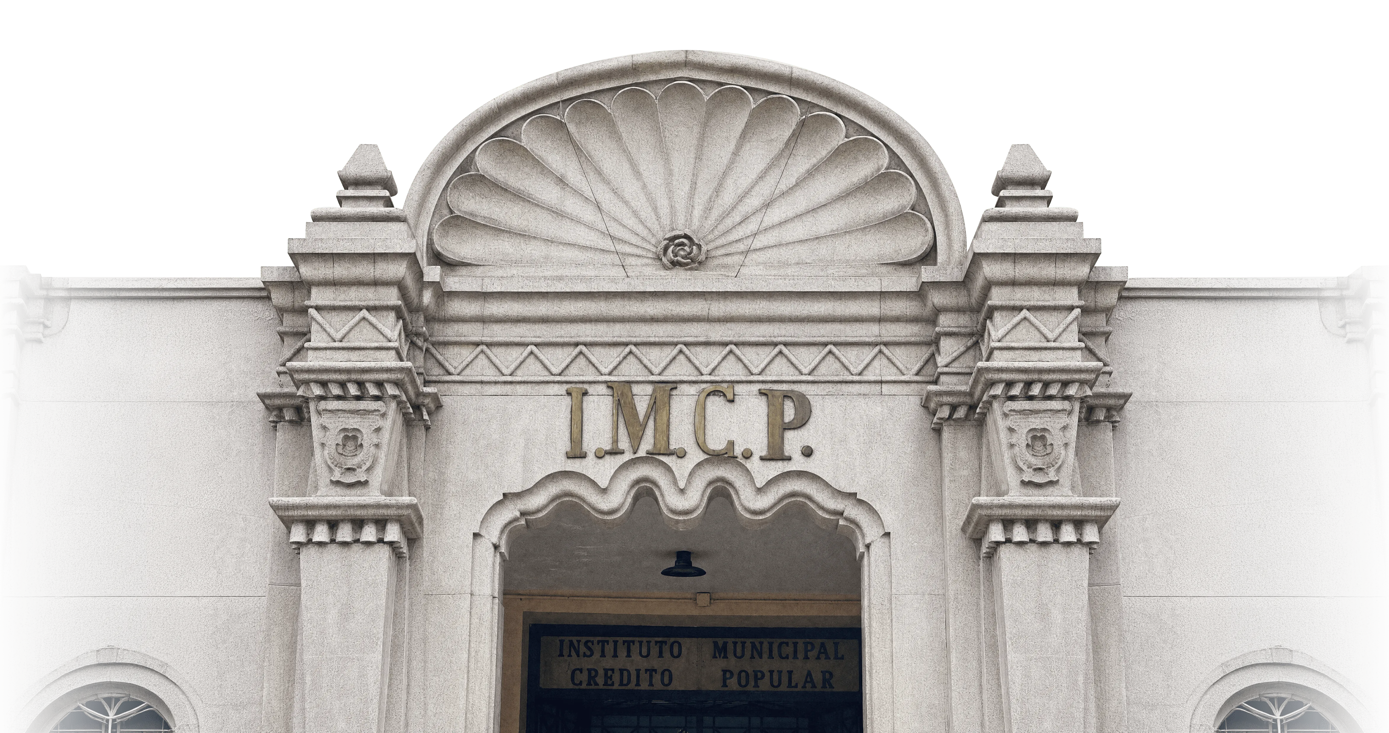 Portada del Instituto: un arco de gajos labrado en piedra, una greca en zigzag y las letras I.M.C.P. en bronce sobre el acceso, con el rótulo Instituto Municipal Crédito Popular en el dintel